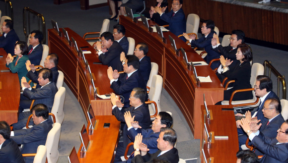 문재인 대통령이 22일 오전 국회 본회의장에서 내년도 예산안과 집권 4년 차 국정 운영 방향을 설명하는 시정연설 도중 공수처법 등 검찰 개혁안에 대한 발언을 하자 자유한국당 나경원 원내대표를 비롯한 의원들이 손으로 X자를 만들어 거부의사를 표시하고 있다. 2019. 10.22.  김명국 선임기자 daunso@seoul.co.kr