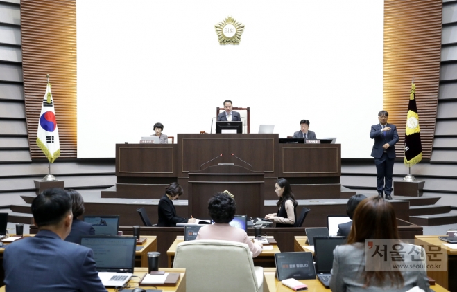 경기 광주시의회는 22일 개회한 제271회 임시회부터 수화통역서비스를 시작했다. 사진 오른쪽 끝 통역자가 수화통역을 하는 장면. 광주시의회 제공