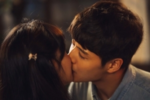 ‘동백꽃 필 무렵’ 공효진♥강하늘, 첫키스 스틸 대방출 “뜨끈→활활”