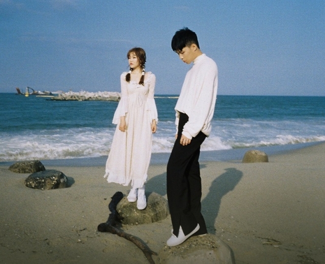 여러 음원 차트에서 한 달째 정상을 지키고 있는 악뮤의 ‘어떻게 이별까지 사랑하겠어, 널 사랑하는 거지’는 19자의 긴 제목을 갖고 있다.