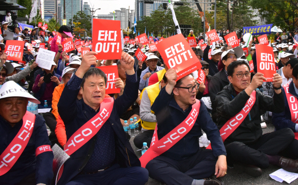 23일 서울 여의도 국회 앞에서 서울개인택시운송사업조합(개인택시조합) 조합원들이 차량호출서비스인 ‘타다’의 영업금지를 요구하는 대규모 집회에서 구호를 외치고 있다. 2019.10.23.    이종원 선임기자 jongwon@seoul.co.kr