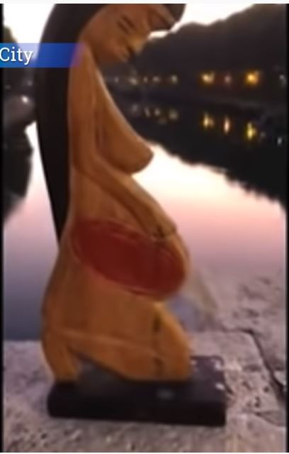 테베레 강 다리 난간에 올려진 아마존 임신 여성 조각상. 유튜브 캡처