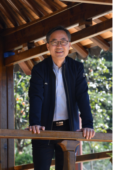 유성훈 서울 금천구청장이 지난 21일 ‘유성훈표 복지정책’의 대표작인 금천구 호암산숲길공원 정자에서 포즈를 취하며 환하게 웃고 있다. 유 구청장은 지역개발과 함께 그린SOC 같은 생활복지 인프라를 강화해 금천구를 자족도시로 만든다는 구상을 들려줬다. 이종원 선임기자 jongwon@seoul.co.kr