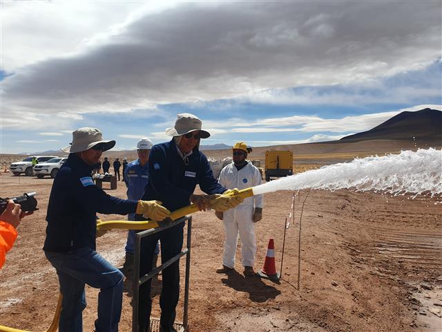 최정우(왼쪽 두 번째) 포스코 회장이 19일(현지시간) 아르헨티나 북서부에 있는 염호(소금호수) 리튬 탐사 현장에서 지하 염수를 뽑아 올리는 모습.  포스코 제공