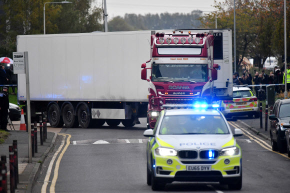 영국 경찰이 39구의 시신이 발견된 트럭 컨테이너를 그레이스의 워터글레이드 산업단지에서 틸버리 부두의 안전한 장소로 옮기고 있다. 그레이스 AFP 연합뉴스 