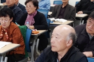 만학의 꿈 이루는 노익장들…안양시, 한자 자격시험에 어르신 80명 합격