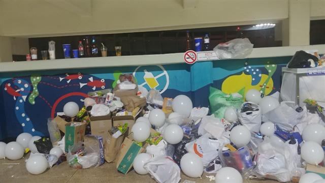 지난 23일 프로야구 한국시리즈 2차전이 열린 서울 잠실야구장 내 쓰레기통 주변에 응원도구와 일회용품, 음식물이 산더미처럼 쌓여 있다.
