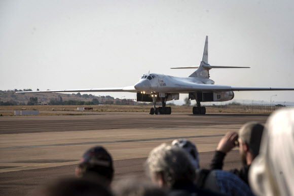 러시아 소치에서 ‘제1회 러시아·아프리카 정상회의’가 열린 23일(현지시간) 러시아 전략폭격기(TU160)가 남아프리카공화국 수도 프리토리아 인근 워터루프 공항에 착륙하고 있다. 프리토리아 AP 연합뉴스