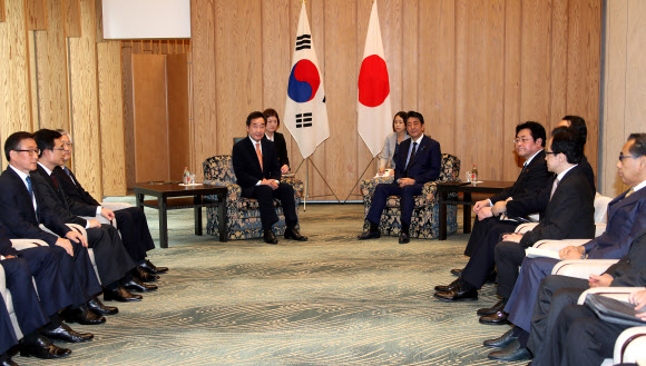 이낙연 국무총리가 24일 일본 도쿄 총리관저에서 아베 신조 총리와 회담하고 있다. 21분간 진행된 이번 회담은 지난해 10월 한국 대법원의 강제징용 배상판결 이후 처음으로 성사된 양국 최고위급 대화다.  도쿄 연합뉴스