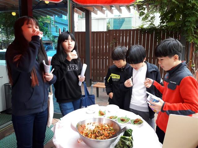 초등학생들이 식당에서 무침회 맛체험 행사를 갖고 있다. 대구 서구 제공