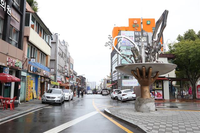 대구 서구 내당동 반고개 무침회골목 식당 입구.  대구 서구 제공 