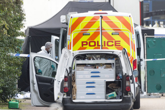 영국 경찰의 법의학팀이 시신 39구가 발견된 트럭 컨테이너를 살펴보기 위해 도착해 준비하고 있다. 그레이스 신화 연합뉴스