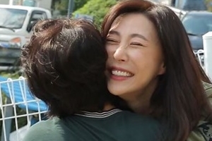 ‘모던패밀리’ 박원숙, 성현아와 20년 만에 재회 “잘 이겨냈어”