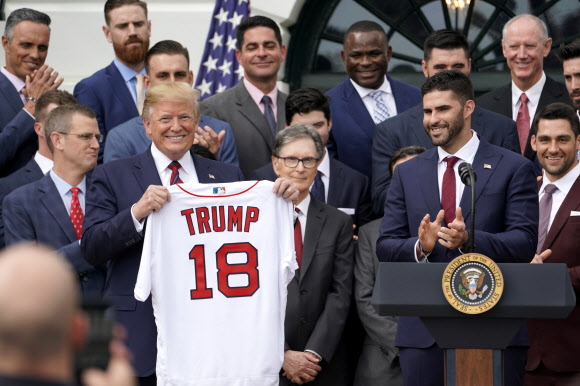 ▲ 2018년 월드시리즈 우승팀 보스턴 레드삭스 저지를 들고 있는 도널드 트럼프(가운데) 미국 대통령-로이터 연합뉴스