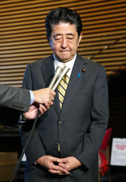 25일 스가와라 경산상의 사표를 수리한 아베 총리가 대국민 사과를 하고 있다. 도쿄 AFP 연합뉴스