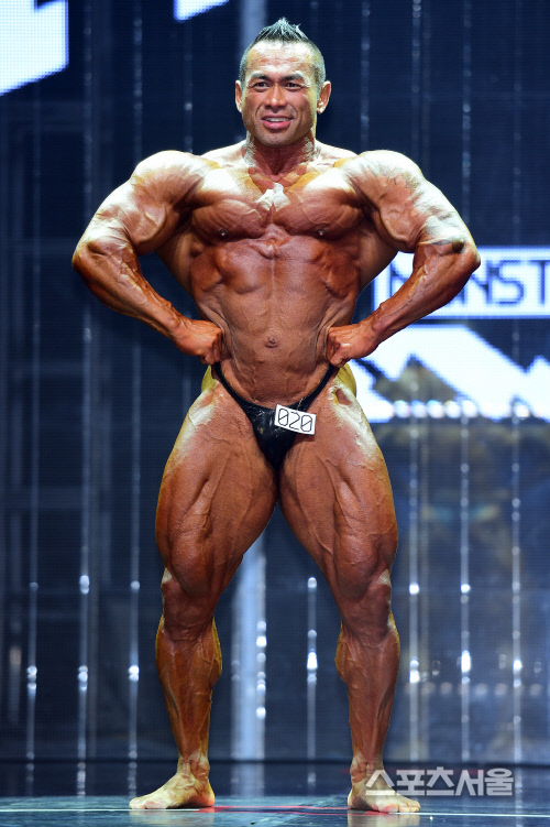 ‘2019 IFBB 프로리그 몬스터짐 프로’대회 ‘212 파운드 이하 보디빌딩’부문에서 우승한 일본의 히데 야마기시가 환상적인 근육을 자랑하고 있다. 이주상기자 rainbow@sportsseoul.com