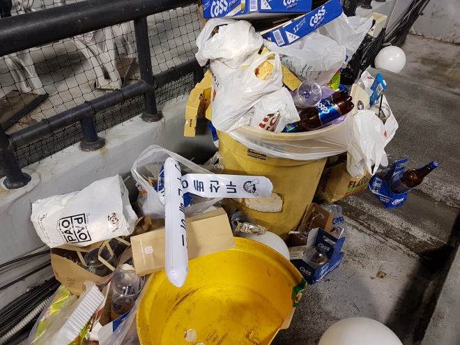 23일 잠실야구장 내 쓰레기통 주변에 응원봉 등 쓰레기가 뒤섞인 모습.