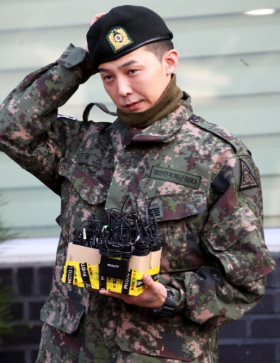 군 복무를 마친 그룹 빅뱅의 지드래곤(본명 권지용·31)이 26일 오전 경기도 용인시 지상작전사령부에서 나와 소감을 말하고 있다.<br>지난해 2월 27일 현역 입대한 지드래곤은 강원도 철원 육군 3사단 백골부대 포병연대에서 복무했으나 아프리카돼지열병(ASF) 방역을 위해 경기도 용인 지상작전사령부에서 전역했다. 2019.10.26 <br>연합뉴스