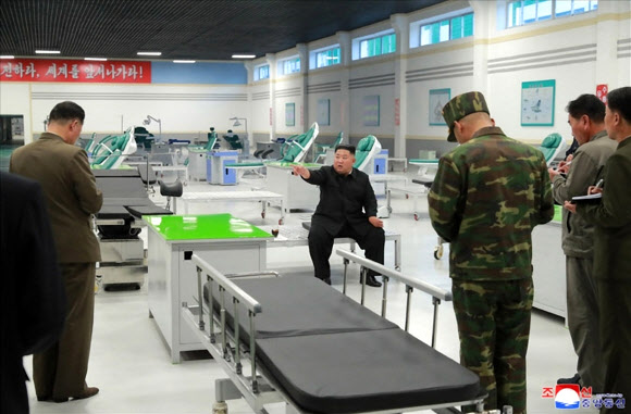 김정은 북한 국무위원장이 현대화 공사가 진행 중인 묘향산의료기구공장을 시찰했다고 조선중앙통신이 27일 보도했다. 이 자리에서 그는 공사 결함을 지적한 뒤 “당 중앙위원회 일꾼들이 나와 손발을 맞추지 못하고 있다”고 질책했다. 연합뉴스