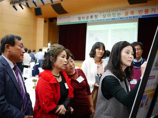 지난 22일 도봉구청 2층 선인봉홀에서 열린 협치공론장에 참여한 주민들이 ‘살아 있는 골목 만들기’를 위한 방안에 대한 의견을 적고 있다. 도봉구 제공