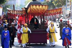 도심에 나타난 어가행렬