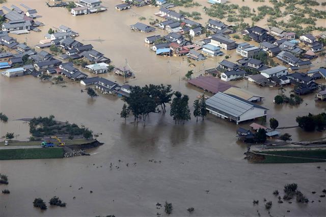 지난 13일 태풍 ‘하기비스’가 강타한 일본 나가노현 나가노시에 흐르는 하천 지쿠마가와가 범람해 인근 주택가가 침수된 모습. AFP 연합뉴스