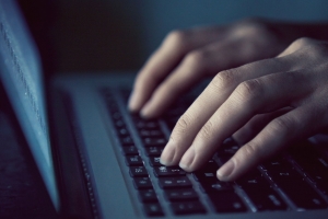 개그맨 유상무에 악플 단 네티즌 2명...법원 “100만원 배상하라”