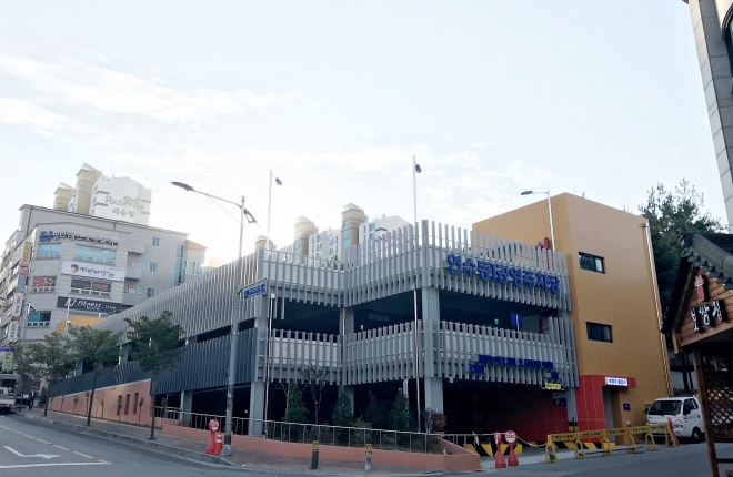 충주시가 충주실내체육관 맞은편에 건립한 주차시설. 충주시 제공