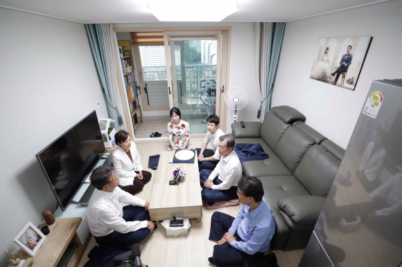 문재인 대통령이 5일 서울시 구로구 행복주택에 입주한 신혼부부 집 방문해 입주 부부와 대화를 나누고 있다. 2018.7.5  도준석 기자 pado@seoul.co.kr