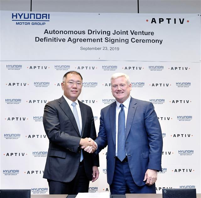 정의선(왼쪽) 현대자동차그룹 총괄수석부회장이 지난 9월 23일(현지시간) 미국 뉴욕에서 케빈 클라크 앱티브 사장과 자율주행차 소프트웨어 개발을 위한 합작법인 설립 계약을 체결하고 있다.  현대자동차그룹 제공