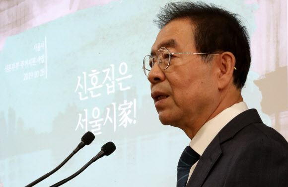 박원순 서울시장이 28일 서울시청 브리핑룸에서 3년간 3조원을 투입해 매해 신혼부부 2만 5000쌍의 주거를 지원하는 ‘서울시 신혼부부 주거지원 사업 계획’을 발표하고 있다. 연합뉴스