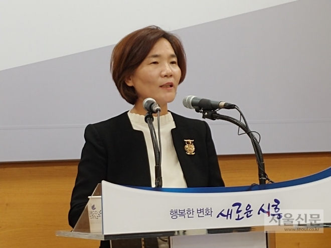 박명희 시흥시 보건소장이 언론브리핑에서 시흥형 치매관리정책에 대해 설명하고 있다.
