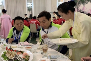 [포토] ‘옥류관 평양냉면 끝내줘요~!’ 역도선수들의 즐거운 고별만찬