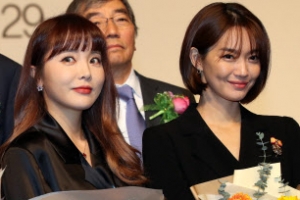 [포토] ‘국무총리 표창 받은’ 홍진영과 신민아