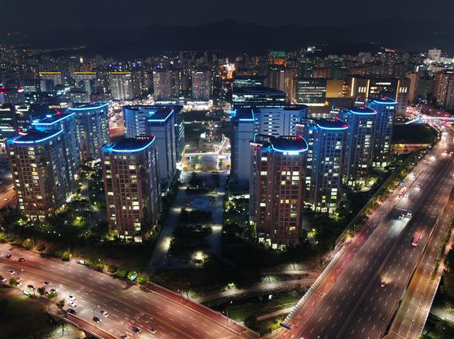 제1판교테크노밸리는 경기도가 성남시 분당구 삼평동 일대 66만㎡에 5조 2705억원을 들여 2015년 완공했다. 2018년 기준 기업 1309개, 근로자 6만 3050명이 입주해 있으며 매출액은 87조 5000억원이다. 민간기업 외에 스타트업캠퍼스, 글로벌R&D센터, 경기창조경제혁신센터 등 공공지원시설도 있다. 사진은 제1판교테크노밸리 야경.  경기도 제공