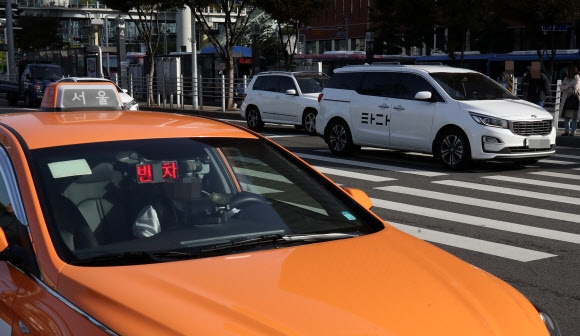 29일 오전 서울 시내 거리에 차량호출 서비스 ‘타다’차량과 택시가 거리를 달리고 있다. 2019.10.29 연합뉴스