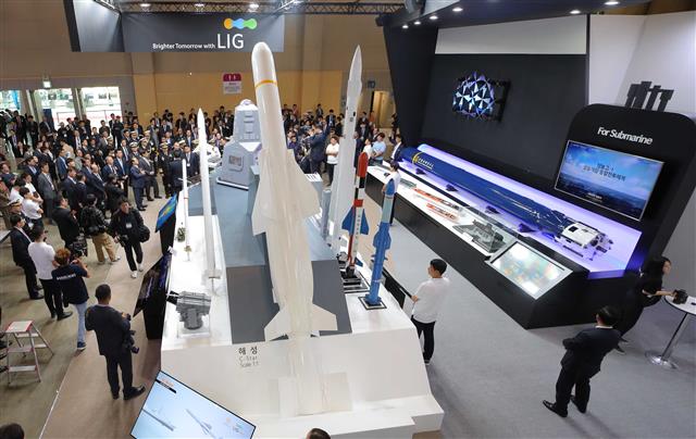 LIG넥스원이 지난 22일 부산 벡스코에서 열린 국제해양방위산업전(MADEX)에 참가해 전투체계, 다기능 능동위상배열레이더(MFR), 통합 마스트 등 해군이 추진 중인 한국형 차기 구축함 사업에 특화된 통합 솔루션을 소개했다. LIG넥스원 제공