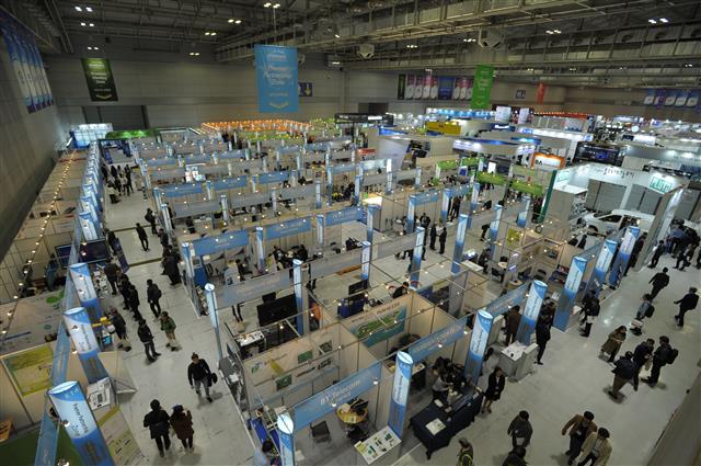 지난해 열린 ‘빛가람 국제 전력기술 엑스포’(BIXPO)에서 참가자들이 에너지 신기술 관련 전시물을 둘러보고 있다. 한국전력 제공