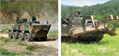 현대로템이 개발한 병력 수송용 ‘차륜형장갑차’와 지뢰 제거에 특화된 ‘장애물개척전차’의 모습.  현대로템 제공