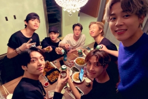 방탄 뒤풀이 사진 공개 “월드투어 성료…덕분에 웃어요”