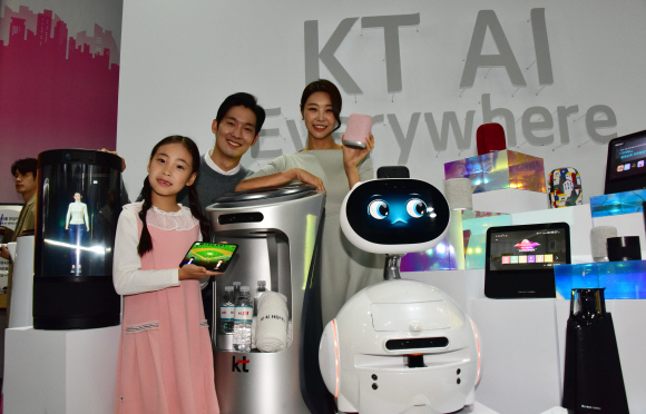 30일 서울 종로구 KT스퀘어에서 모델들과 KT의 ‘기가지니’ 등 AI(인공지능) 제품을 선보이고 있다. 이날 KT는 앞으로 4년간 3천억 원을 투자해 AI 전문인력 1천 명을 육성, AI 전문기업을 목표로 하는 ‘AI 컴퍼니’를 선언했다.  2019.10.30.    이종원 선임기자 jongwon@seoul.co.kr