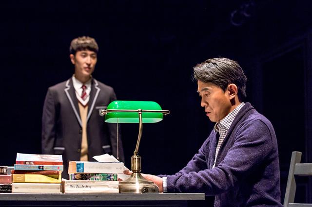 연극 ‘맨 끝줄 소년’ 중 클라우디오(왼쪽)와 헤르만 선생.  예술의전당 제공