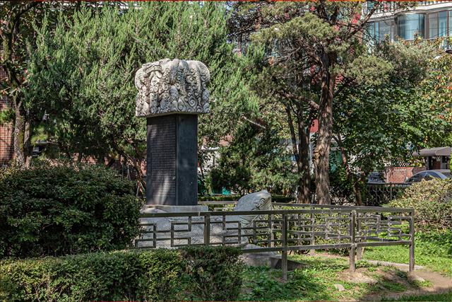 강감찬 장군이 나고 자란 낙성대 터를 알리는 유허비. 1000년 묵은 향나무는 고사했고, 장군의 집터를 지키던 삼층석탑은 낙성대공원 안 안국사 뜰로 옮겨졌다.