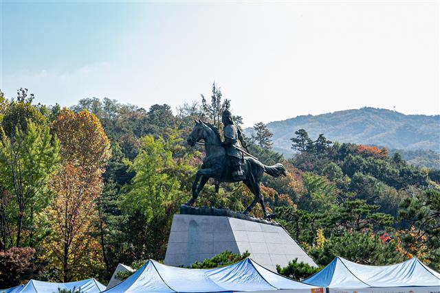 서울 관악구 낙성대공원에 위치한 강감찬 장군 기마상. 가파른 붉은 바위기둥이 선비의 갓을 닮았다고 해서 ‘갓뫼’라는 이름을 얻은 관악산을 배경으로 자리잡았다. 올해로 1000년을 맞은 ‘귀주대첩’의 영웅 강감찬 장군의 생가터와 사당은 서울에 남은 고려의 귀중한 역사 현장이다.