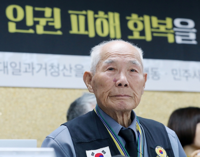 일제강제동원 피해자 이춘식 할아버지가 30일 오후 서울 서초구 민변 대회의실에서 열린 ‘일제강제동원 배상판결 1년, 피해자 인권 피해 회복 요구 기자회견’에 참석하고 있다. 2019.10.30 연합뉴스