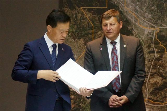 지난 24일(현지시간) 미국 글렌데일시를 찾은 이승로(왼쪽) 서울 성북구청장이 아라 나자리안 글렌데일시장에게 성북구 학생들이 쓴 감사 편지를 전달하고 있다. 성북구 제공