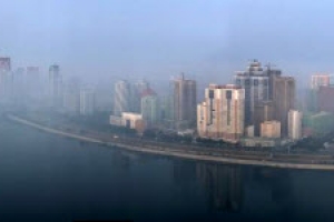 안개 낀 평양 시내와 맑게 갠 평양 시내