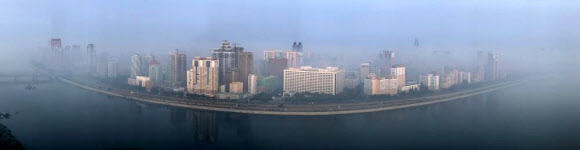 지난 23일 평양 양각도국제호텔에서 바라본 평양 시내에 안개가 끼어 있었는데 28일 오후에는 맑게 개어 있다. 평양 아시아 주니어 역도선수권 대회 사진공동취재단 