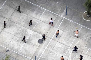 대동강변에서 족구하는 청년들