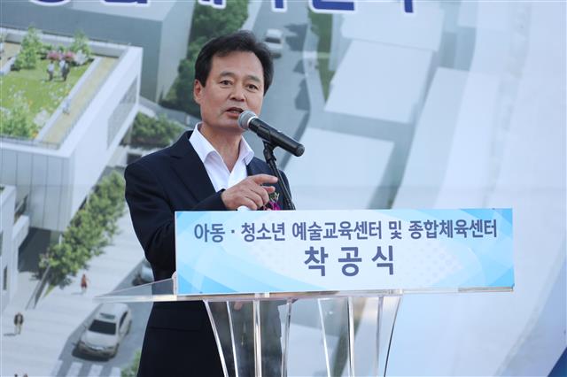 박겸수 서울 강북구청장이 30일 강북구 미아동에서 열린 동북권 아동·청소년 예술교육센터와 강북구 종합체육센터 착공식에서 인사말을 하고 있다. 강북구 제공